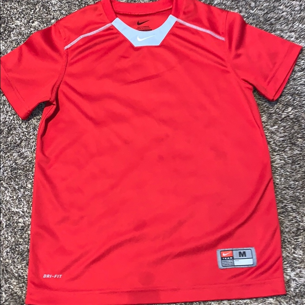 Kids Nike medium short sleeve shirt